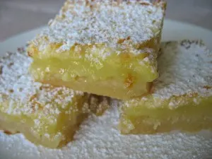 stacked cut leman bars dusted with powder sugar