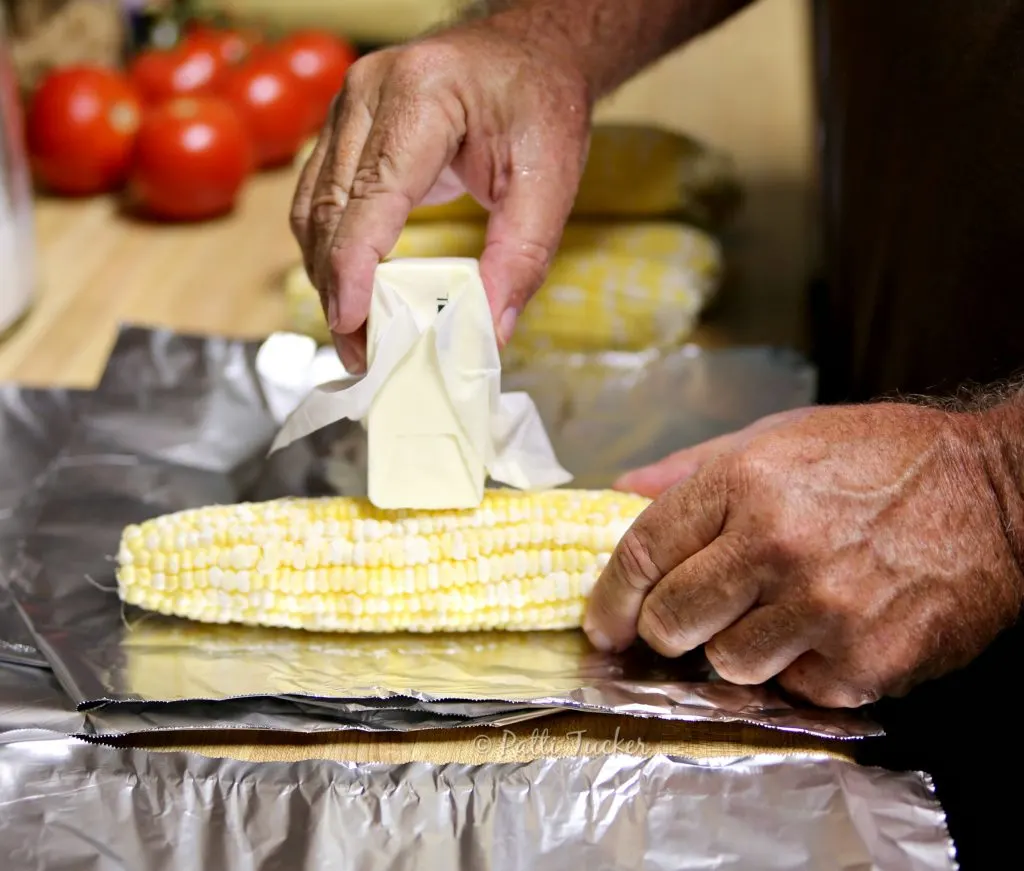 Delicious and Easy Seasoned Corn on the Cob