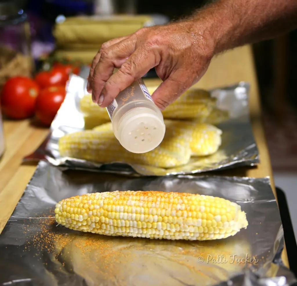 Delicious and Easy Seasoned Corn on the Cob