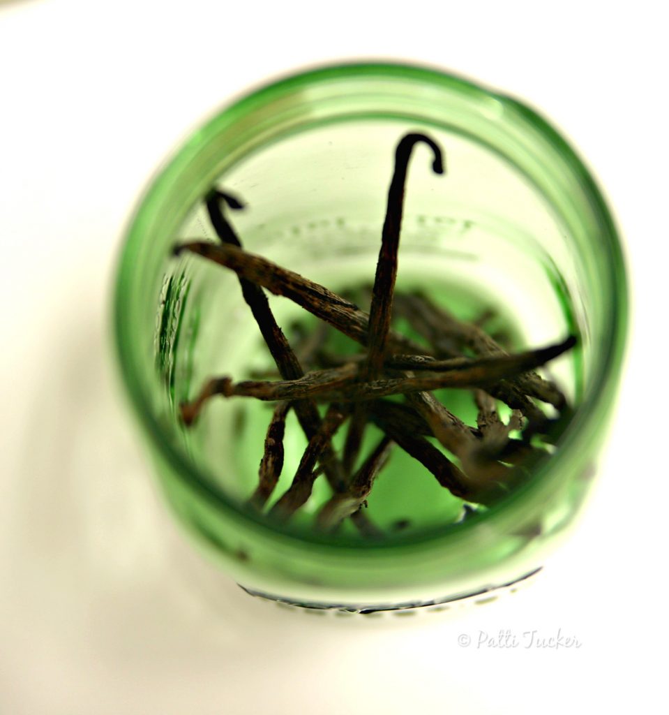 How to Make Homemade Vanilla Extract in 5 Easy Steps